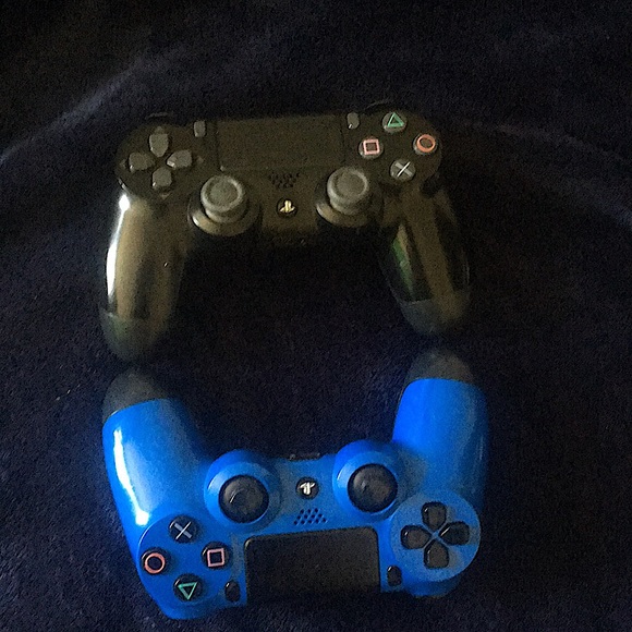 2 ps4 controllers - Picture 1 of 1
